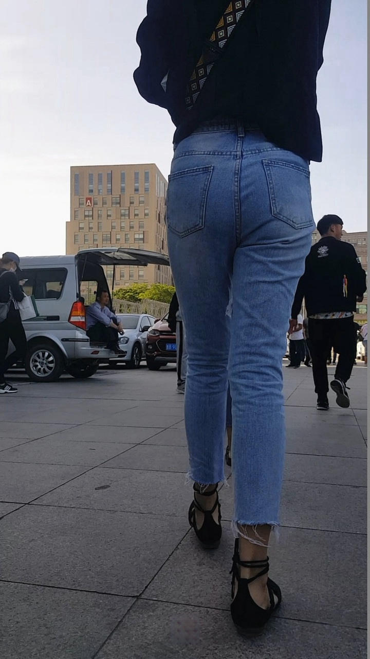 4K-街拍极品时尚美女模特[2.11G/MP4]