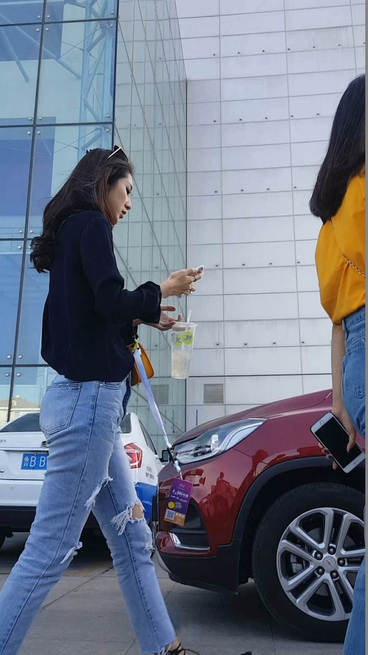 4K-街拍极品时尚美女模特[2.11G/MP4]