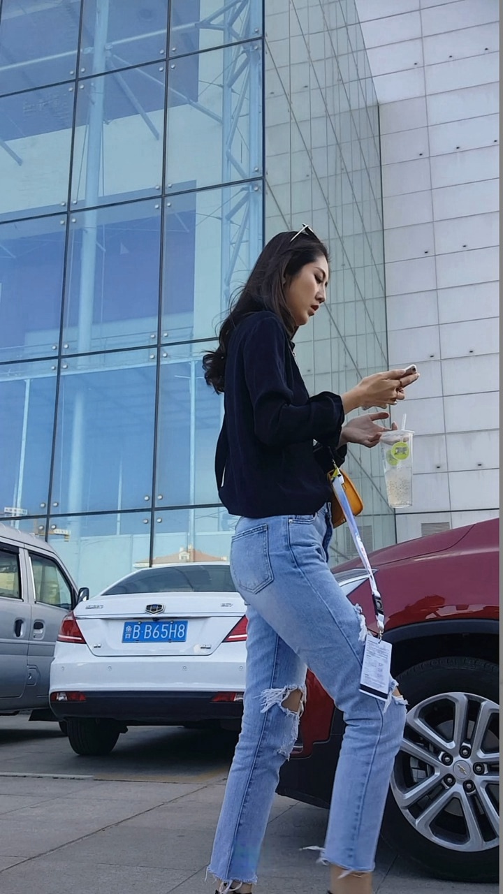 4K-街拍极品时尚美女模特[2.11G/MP4]