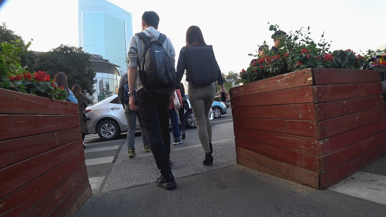 4K-街拍漂亮的紧身牛仔裤高跟女朋友[1.3G/MP4]