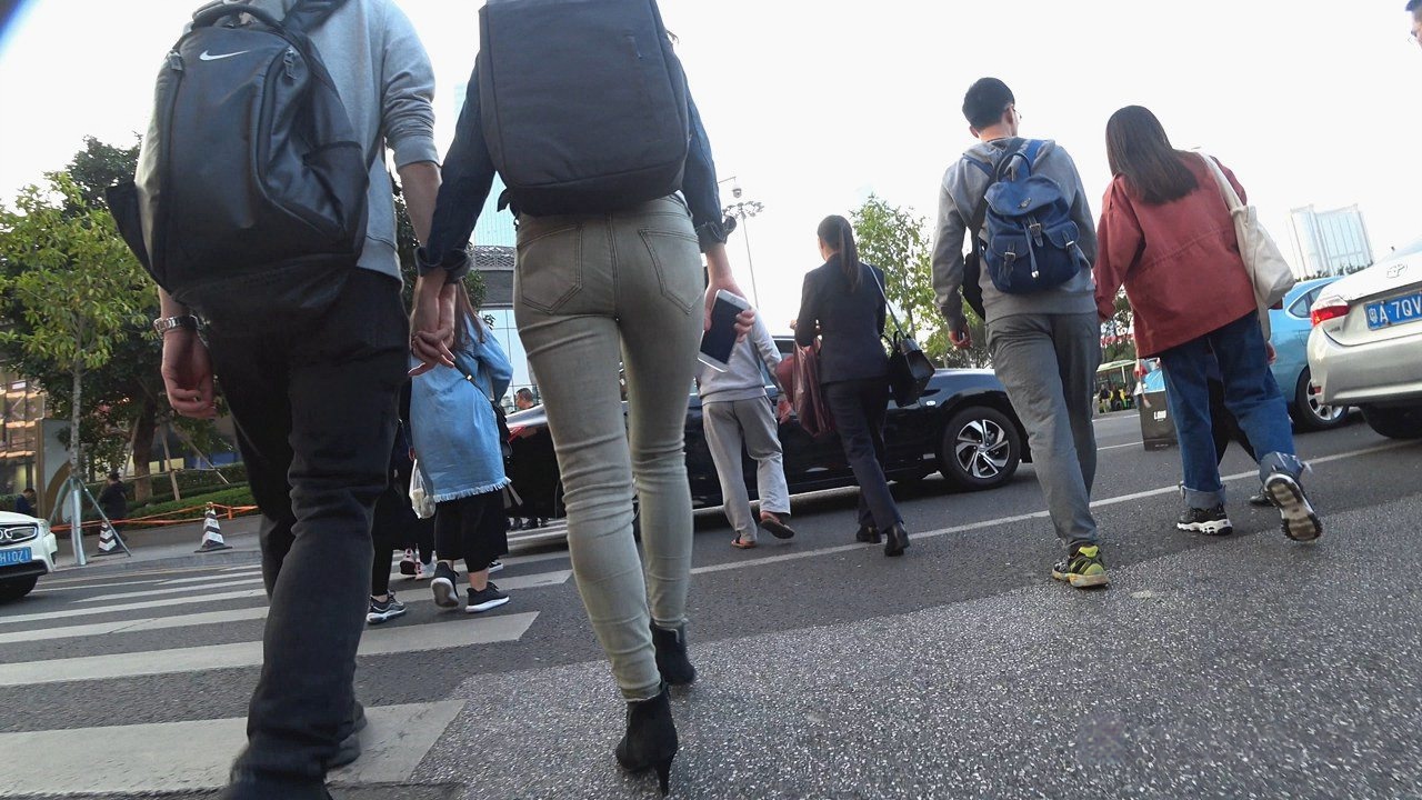 4K-街拍漂亮的紧身牛仔裤高跟女朋友[1.3G/MP4]