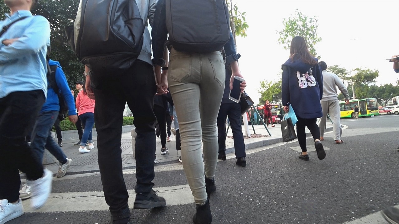 4K-街拍漂亮的紧身牛仔裤高跟女朋友[1.3G/MP4]