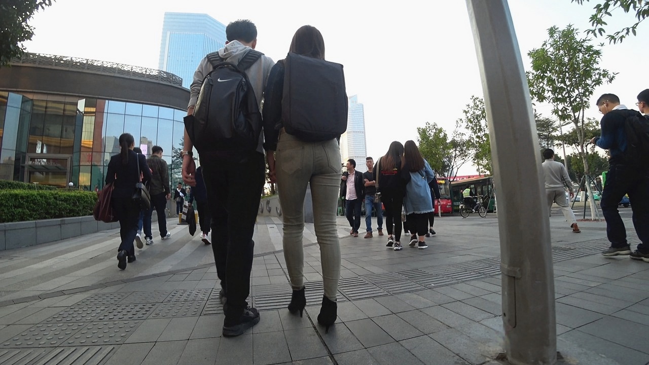 4K-街拍漂亮的紧身牛仔裤高跟女朋友[1.3G/MP4]