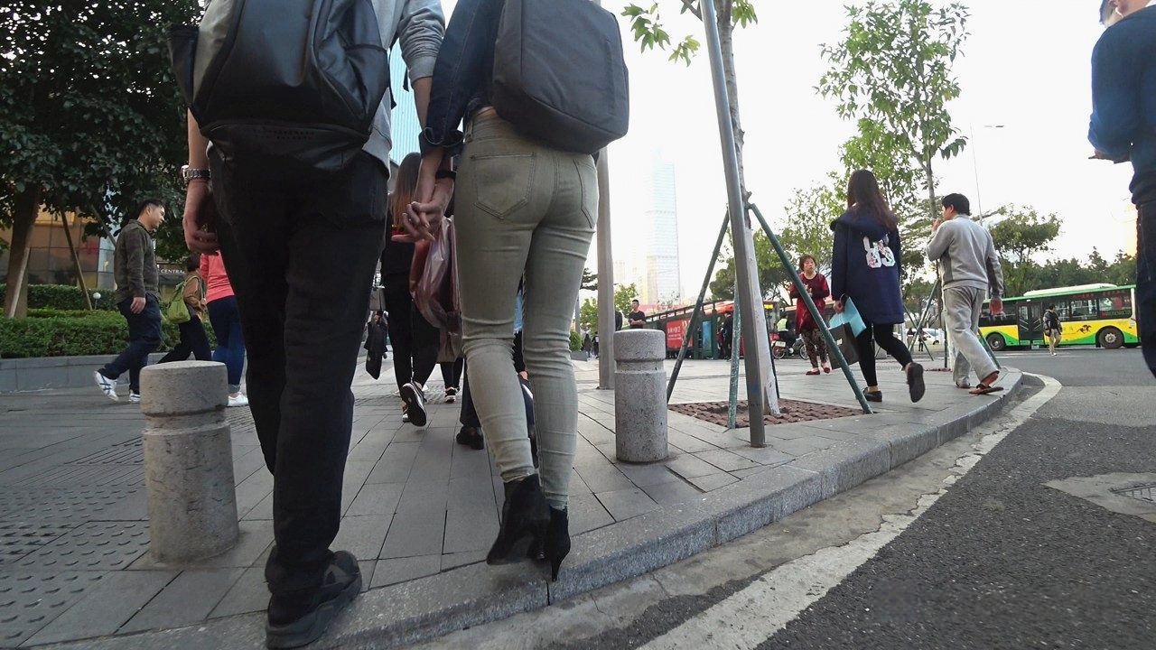 4K-街拍漂亮的紧身牛仔裤高跟女朋友[1.3G/MP4]