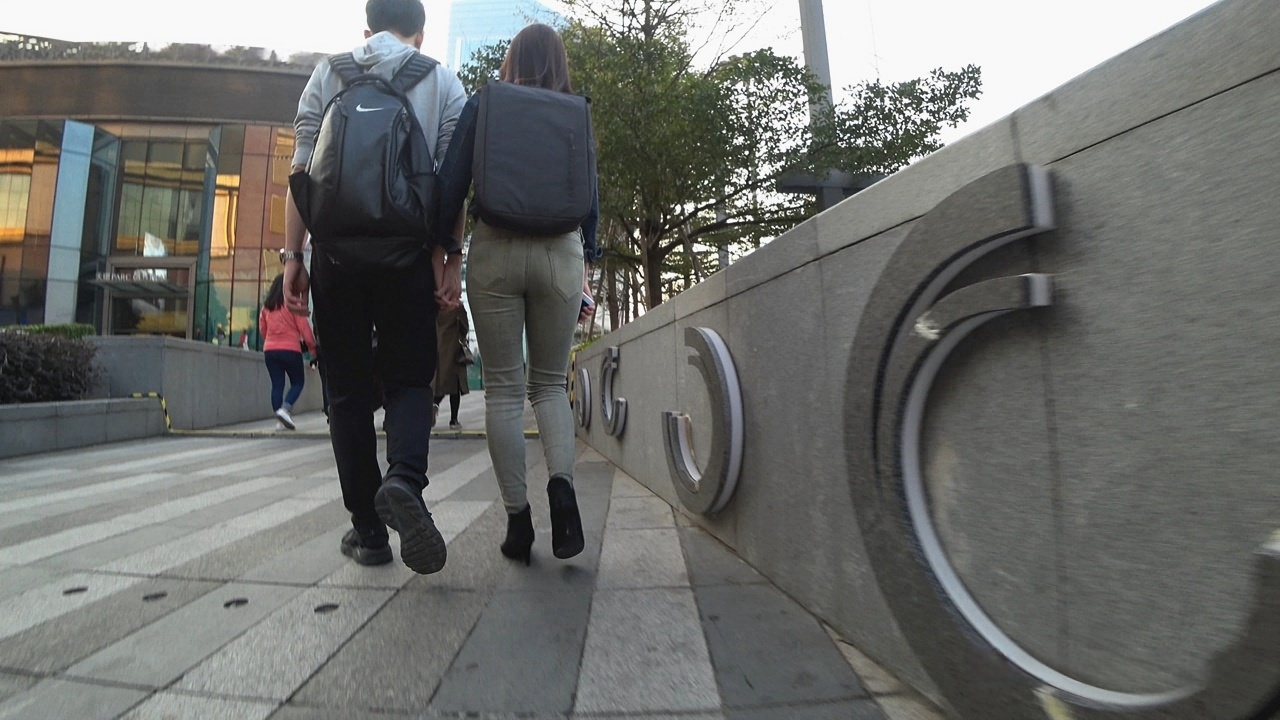 4K-街拍漂亮的紧身牛仔裤高跟女朋友[1.3G/MP4]