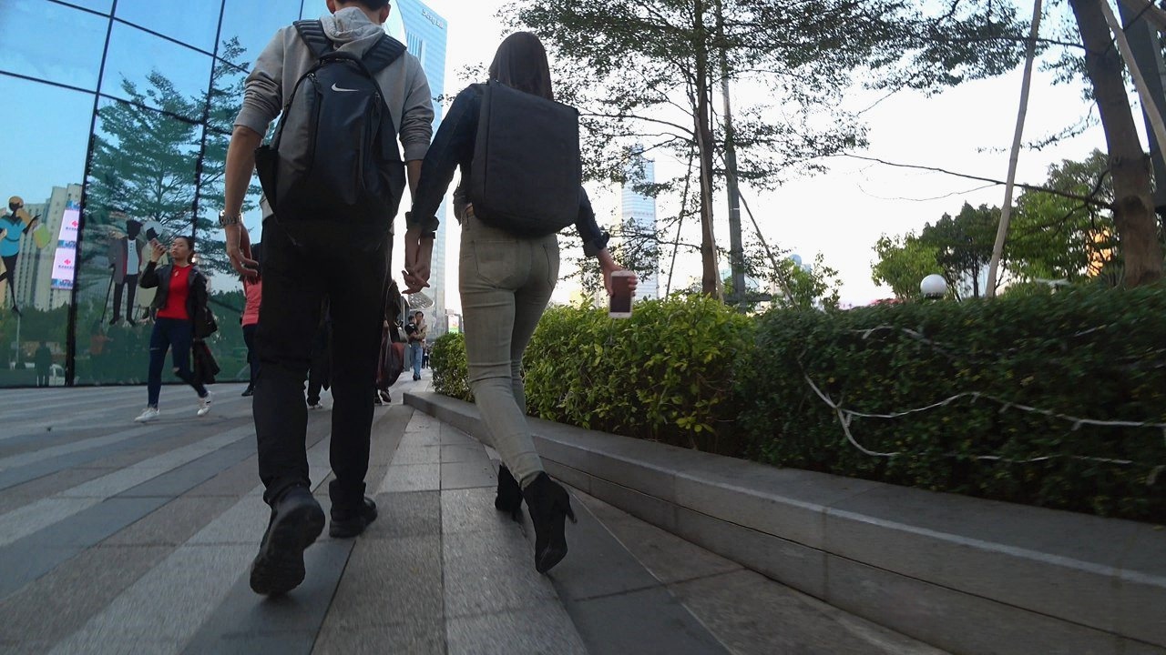 4K-街拍漂亮的紧身牛仔裤高跟女朋友[1.3G/MP4]