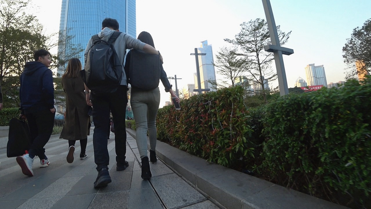 4K-街拍漂亮的紧身牛仔裤高跟女朋友[1.3G/MP4]