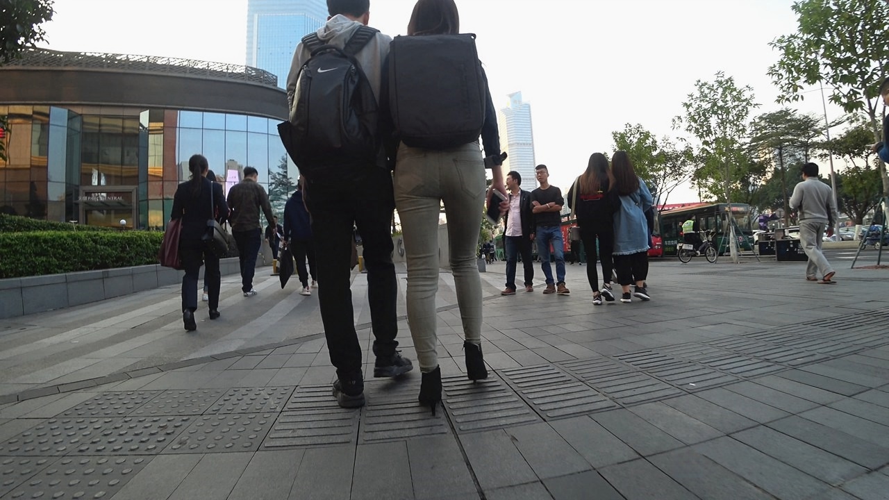 4K-街拍漂亮的紧身牛仔裤高跟女朋友[1.3G/MP4]