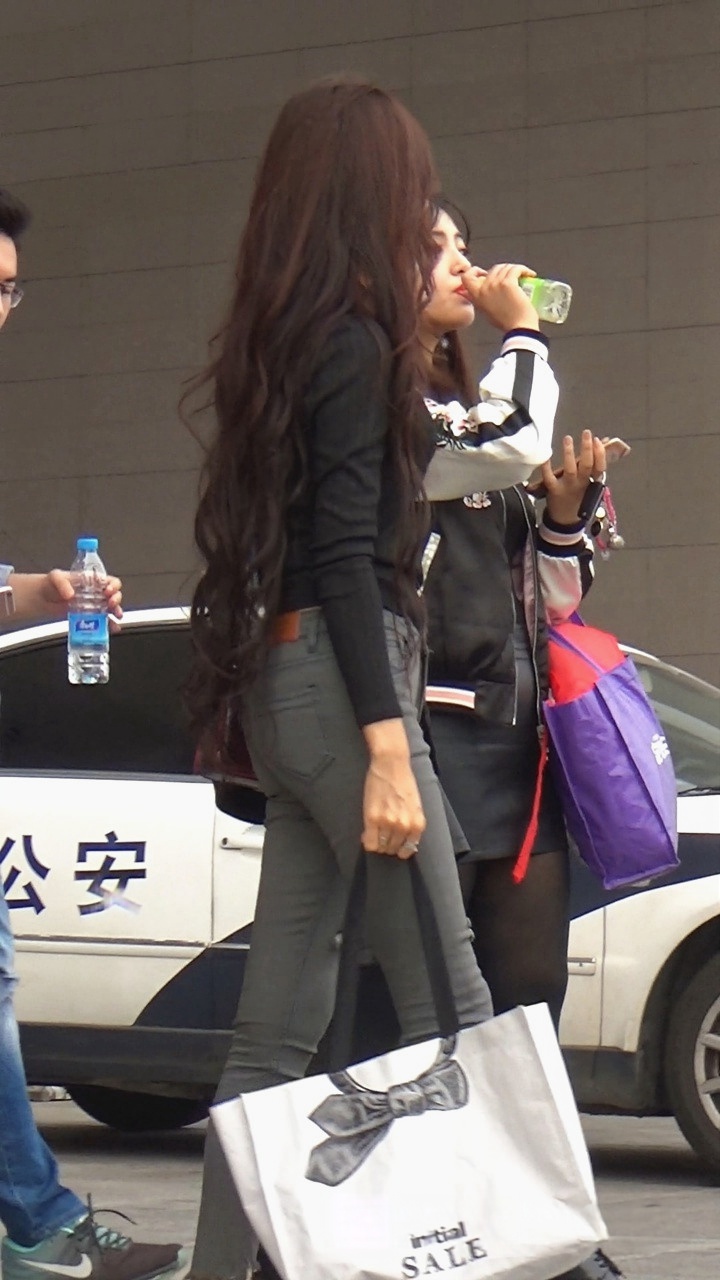 街拍黑衣性感翘臀牛仔裤美女[453M/MTS]