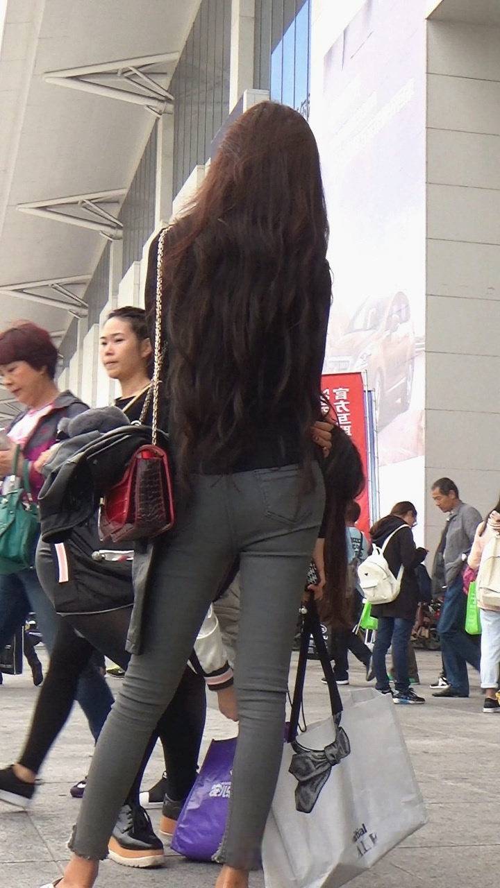 街拍黑衣性感翘臀牛仔裤美女[453M/MTS]