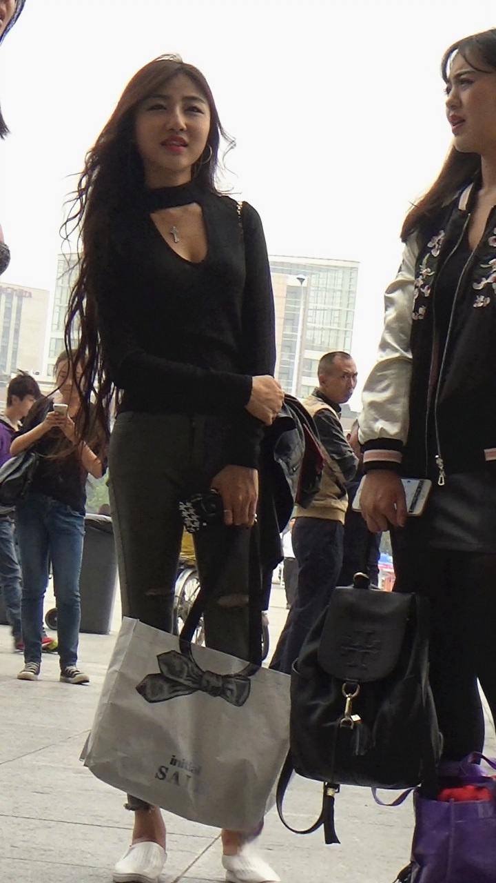 街拍黑衣性感翘臀牛仔裤美女[453M/MTS]