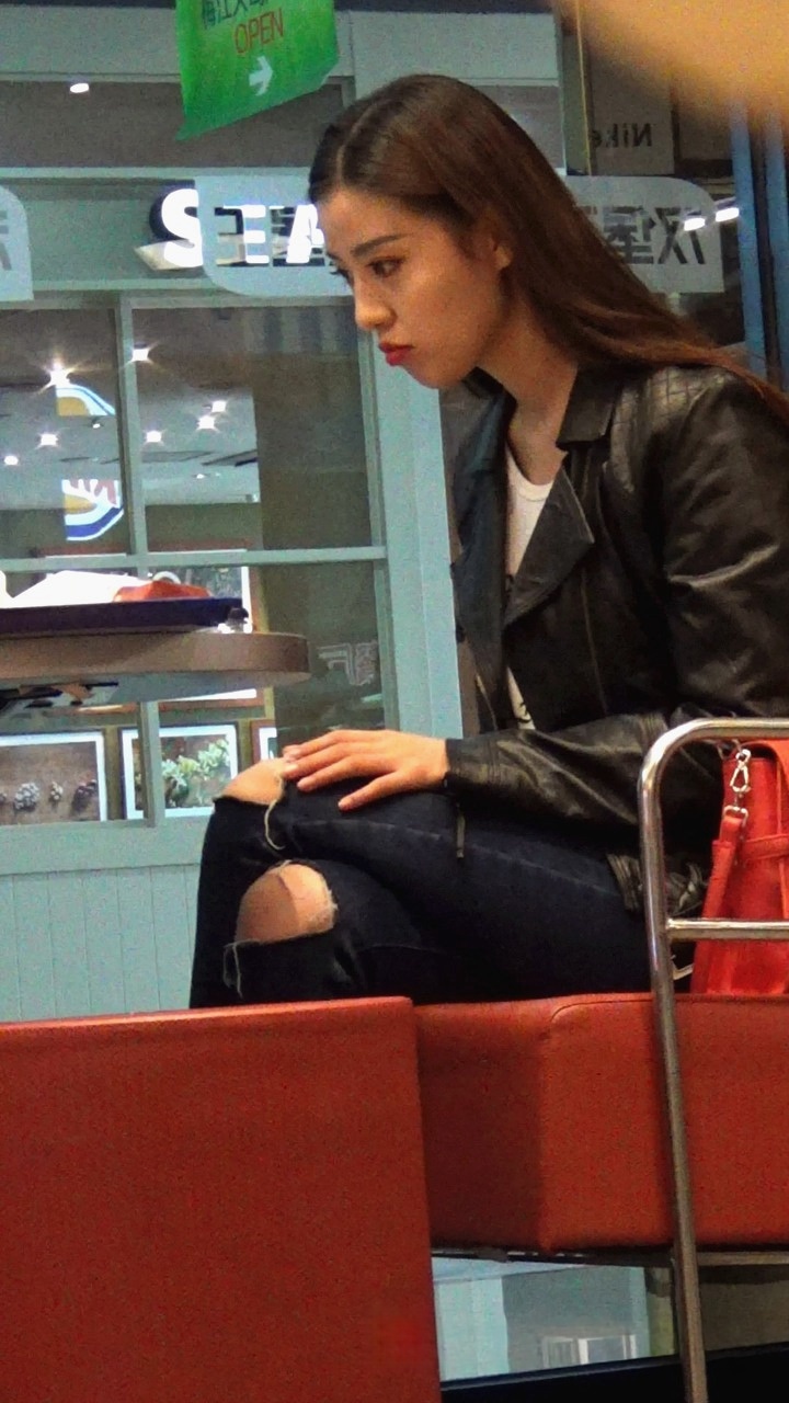 街拍长腿牛仔裤美女模特[645M/MTS]