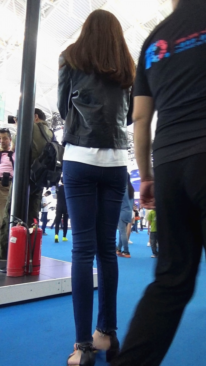 街拍长腿牛仔裤美女模特[645M/MTS]