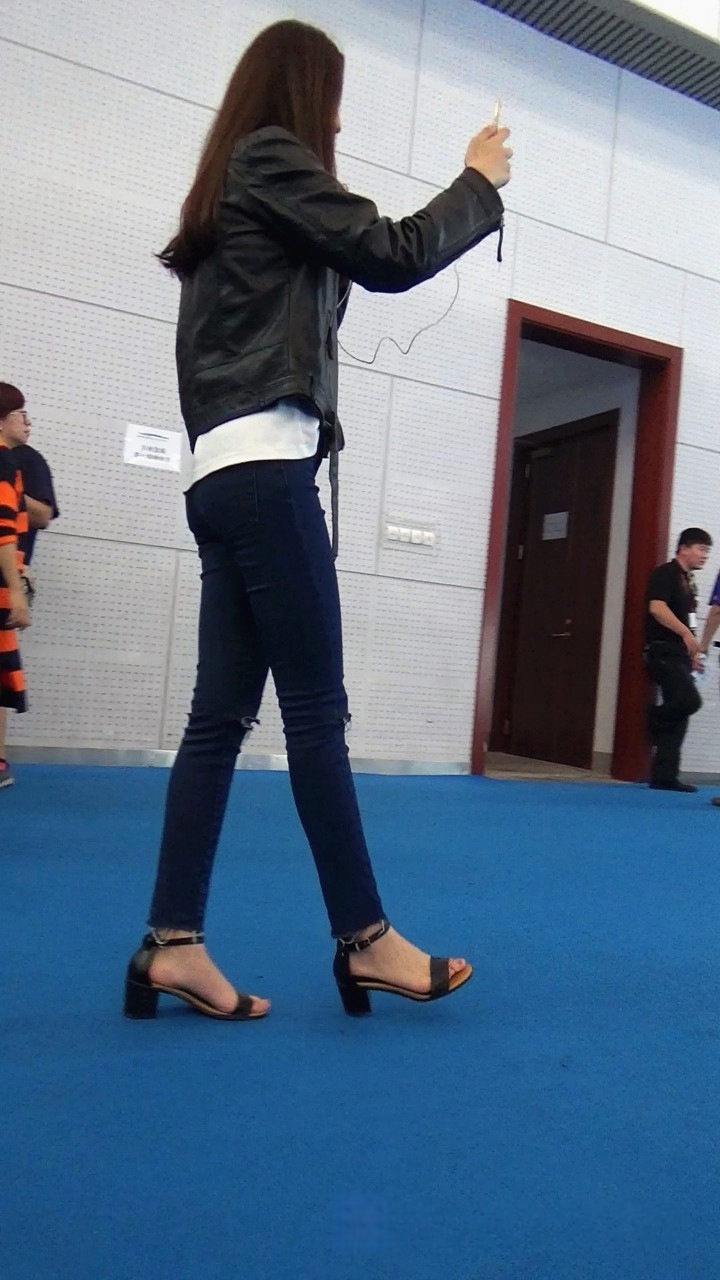 街拍长腿牛仔裤美女模特[645M/MTS]