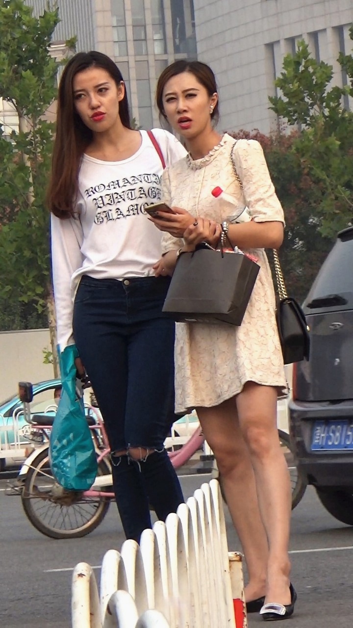 街拍长腿牛仔裤美女模特[645M/MTS]