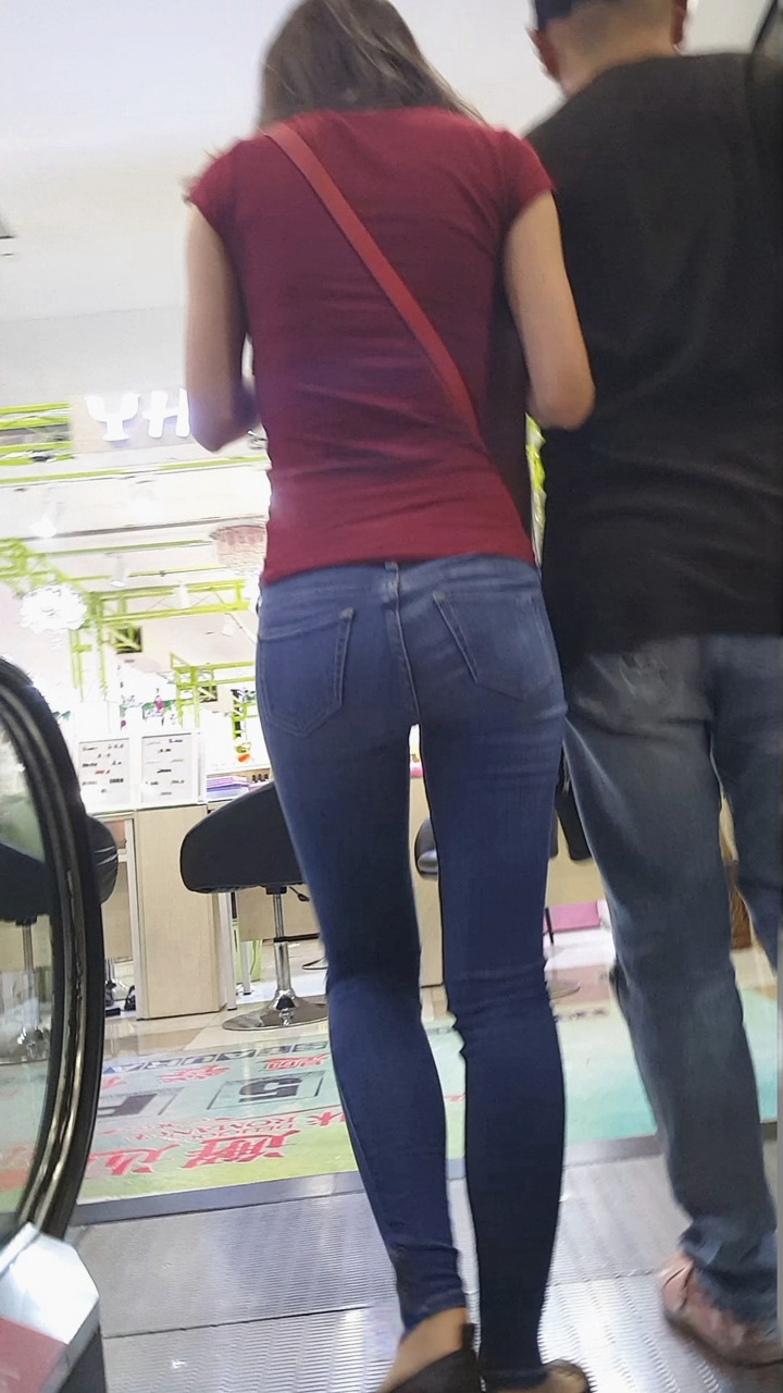 街拍紧身牛仔裤翘臀美女[618M/MP4]