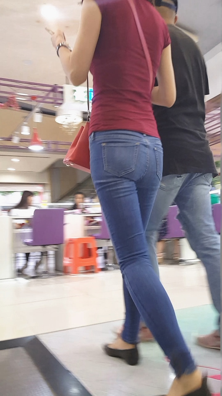 街拍紧身牛仔裤翘臀美女[618M/MP4]