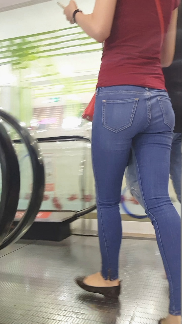 街拍紧身牛仔裤翘臀美女[618M/MP4]