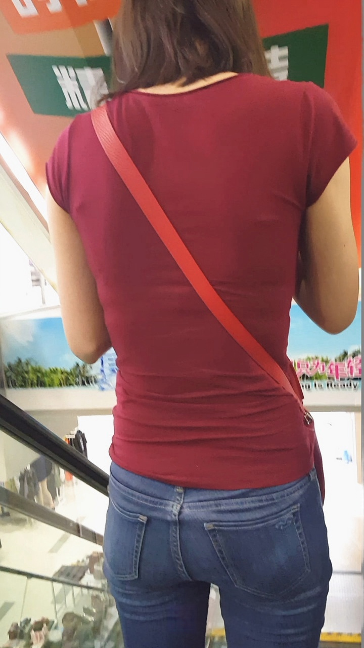 街拍紧身牛仔裤翘臀美女[618M/MP4]