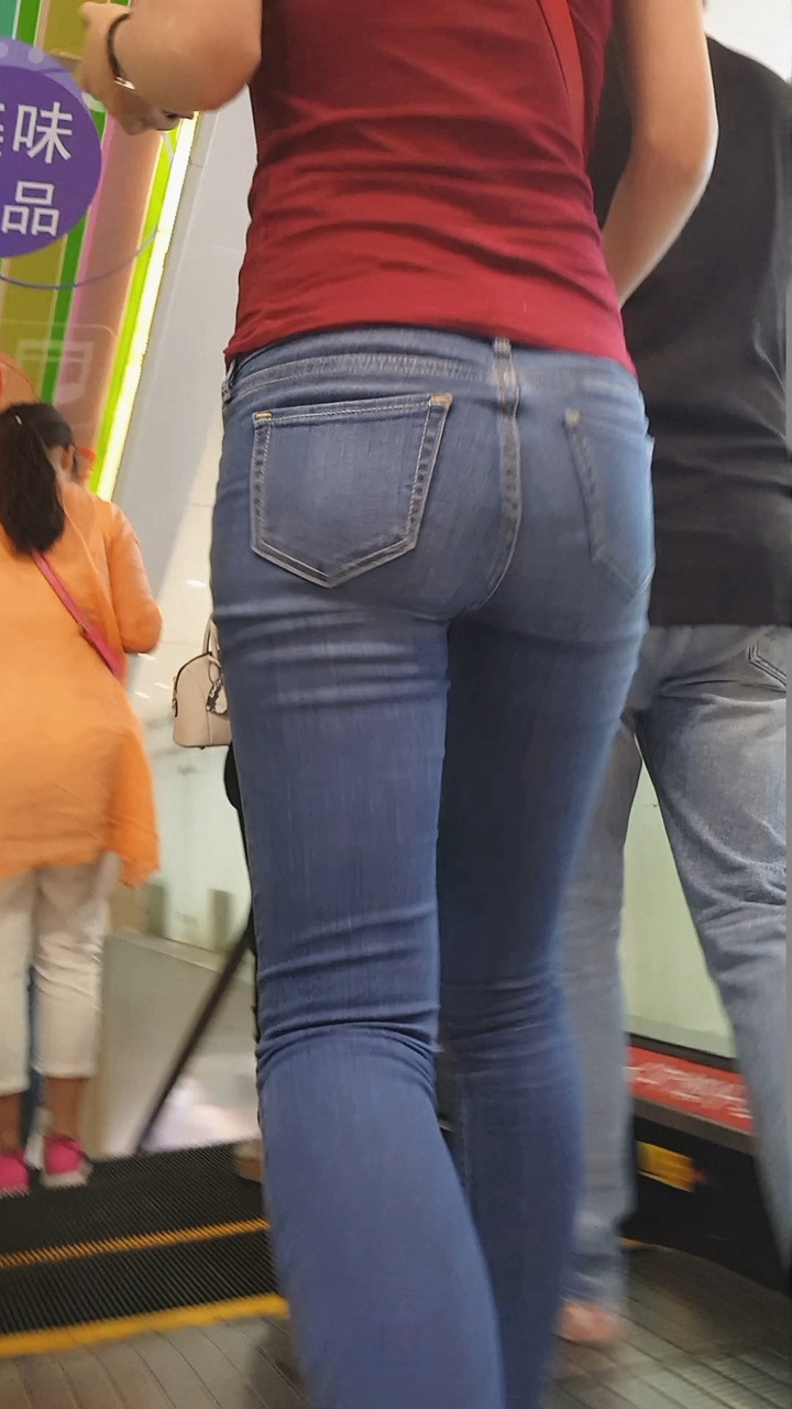 街拍紧身牛仔裤翘臀美女[618M/MP4]