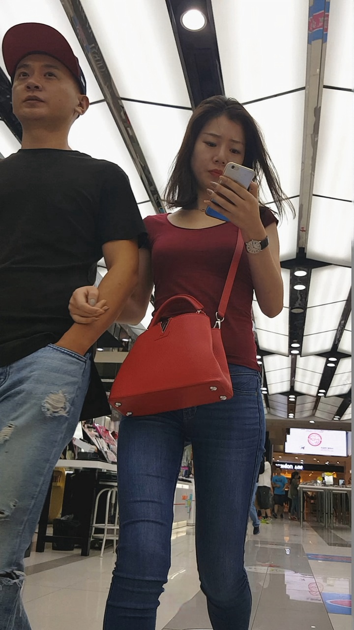 街拍紧身牛仔裤翘臀美女[618M/MP4]