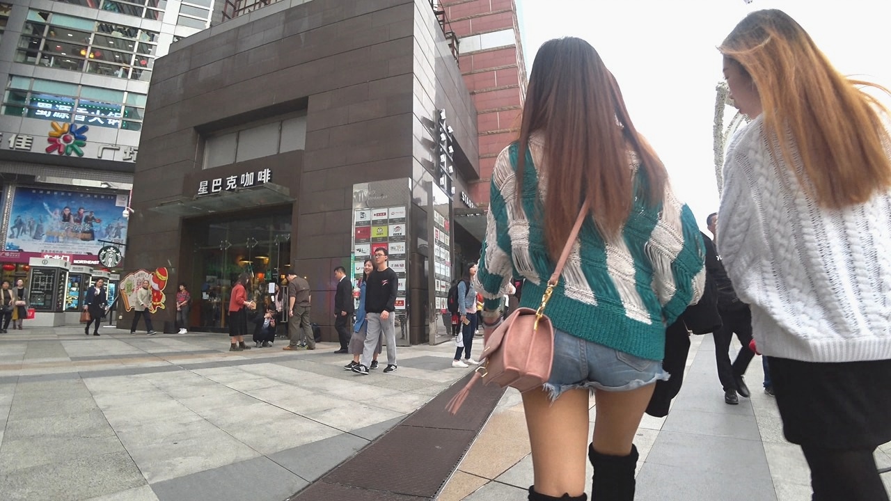 4K－极品牛仔热裤漂亮美眉，有亮点[949M/MP4]