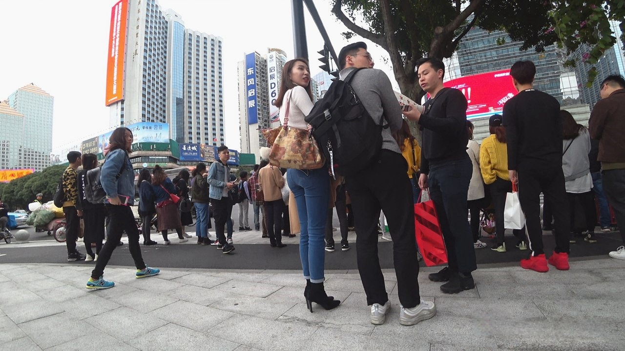 4K-街拍高跟紧身牛仔裤模特身材美女，走姿迷人[1.94G/MP4]