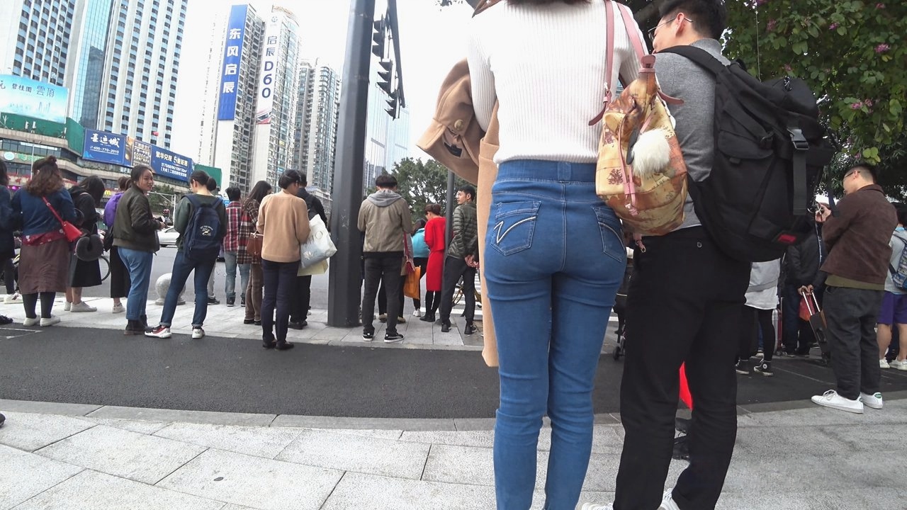 4K-街拍高跟紧身牛仔裤模特身材美女，走姿迷人[1.94G/MP4]