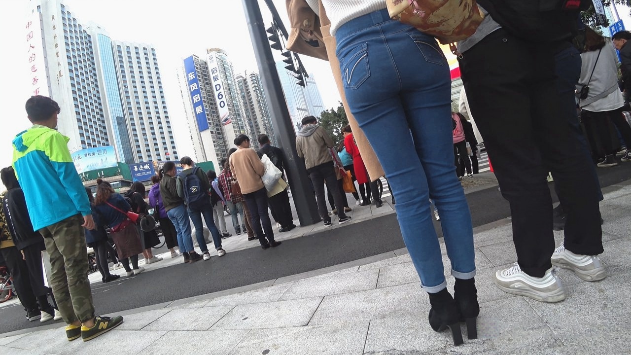 4K-街拍高跟紧身牛仔裤模特身材美女，走姿迷人[1.94G/MP4]