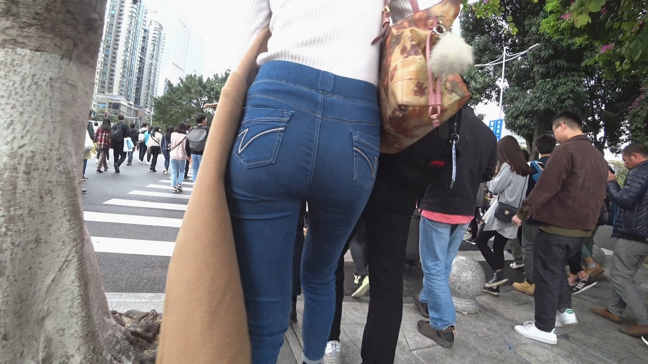 4K-街拍高跟紧身牛仔裤模特身材美女，走姿迷人[1.94G/MP4]