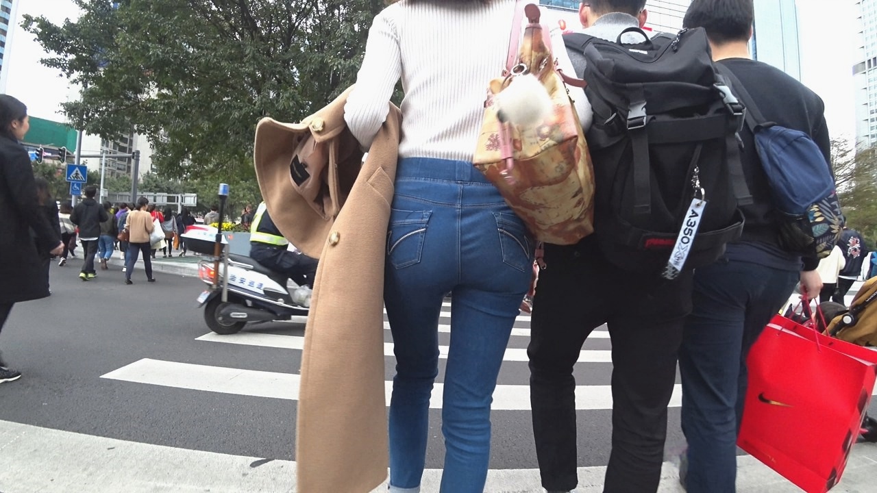 4K-街拍高跟紧身牛仔裤模特身材美女，走姿迷人[1.94G/MP4]