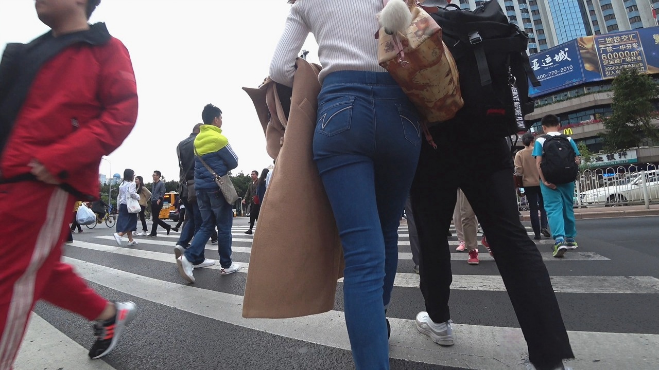 4K-街拍高跟紧身牛仔裤模特身材美女，走姿迷人[1.94G/MP4]