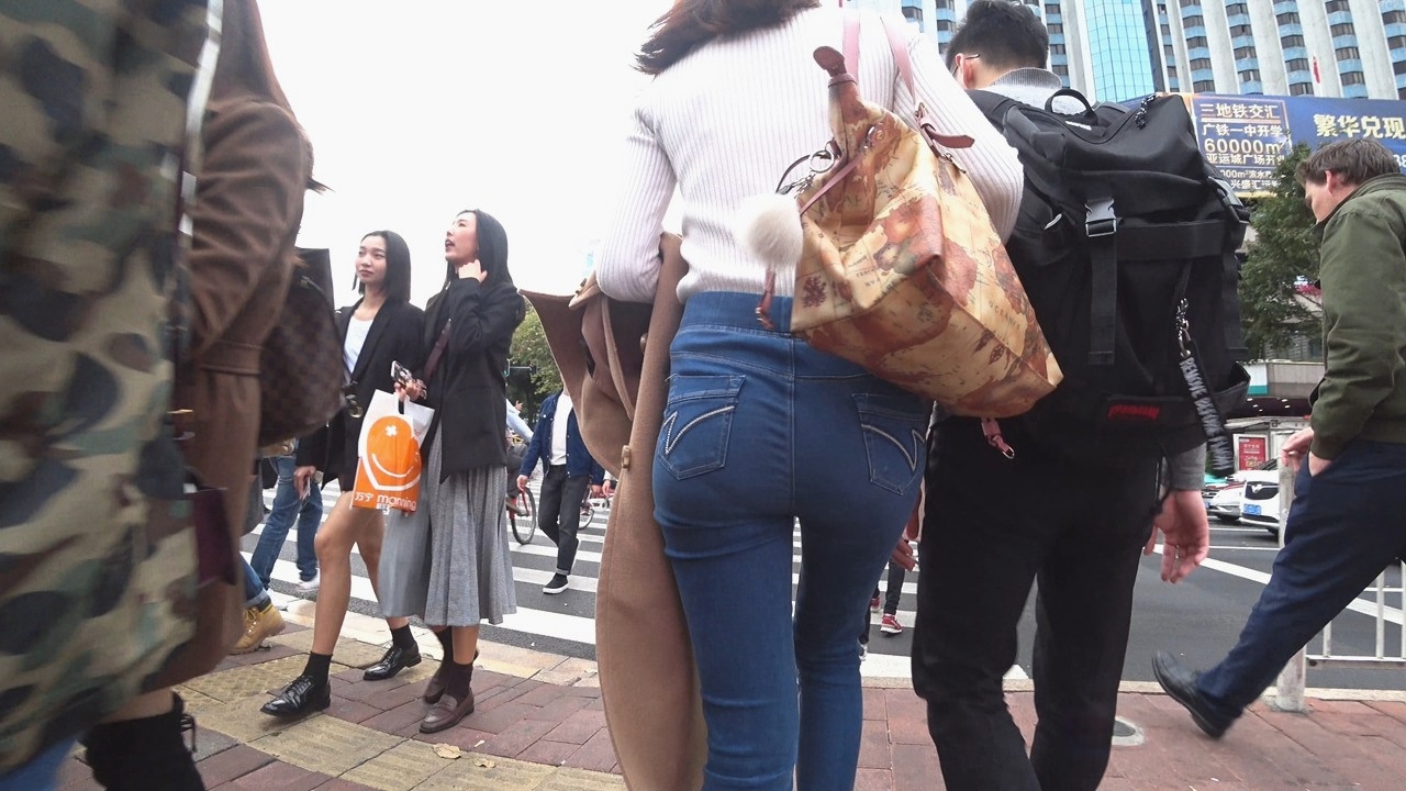 4K-街拍高跟紧身牛仔裤模特身材美女，走姿迷人[1.94G/MP4]