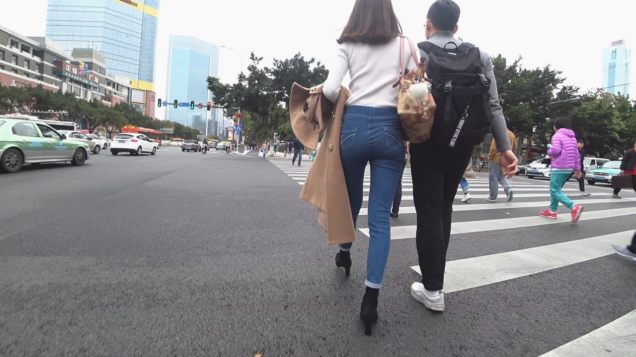 4K-街拍高跟紧身牛仔裤模特身材美女，走姿迷人[1.94G/MP4]