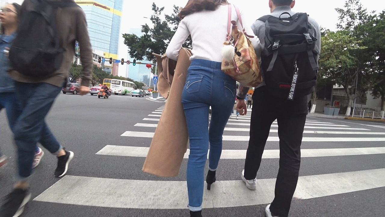 4K-街拍高跟紧身牛仔裤模特身材美女，走姿迷人[1.94G/MP4]
