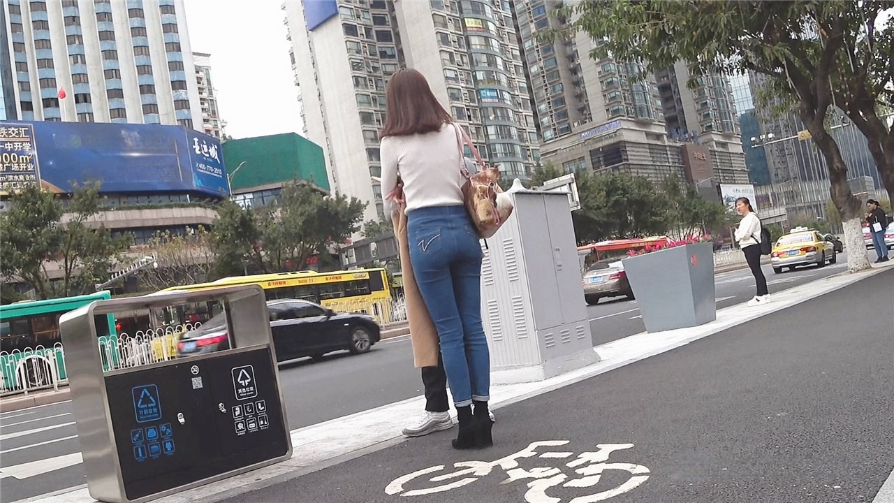 4K-街拍高跟紧身牛仔裤模特身材美女，走姿迷人[1.94G/MP4]