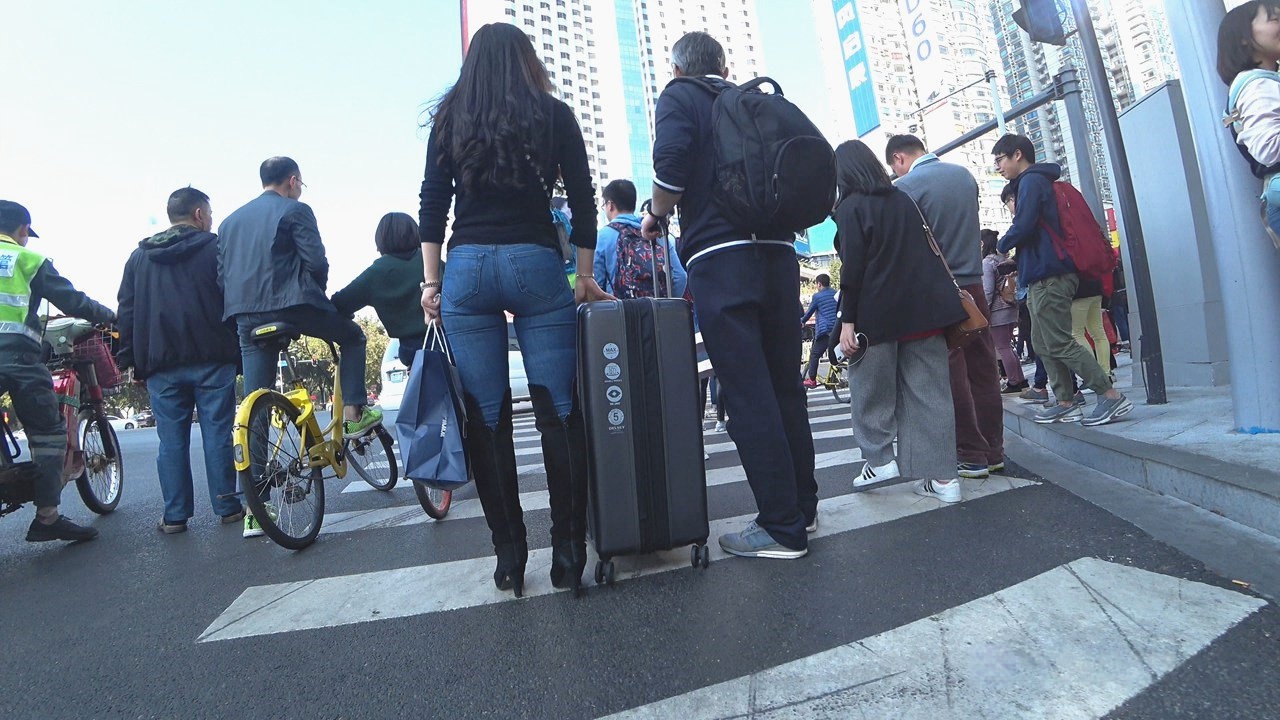 4K-时尚性感极品牛仔裤圆润翘臀美妇[1.19G/MP4]