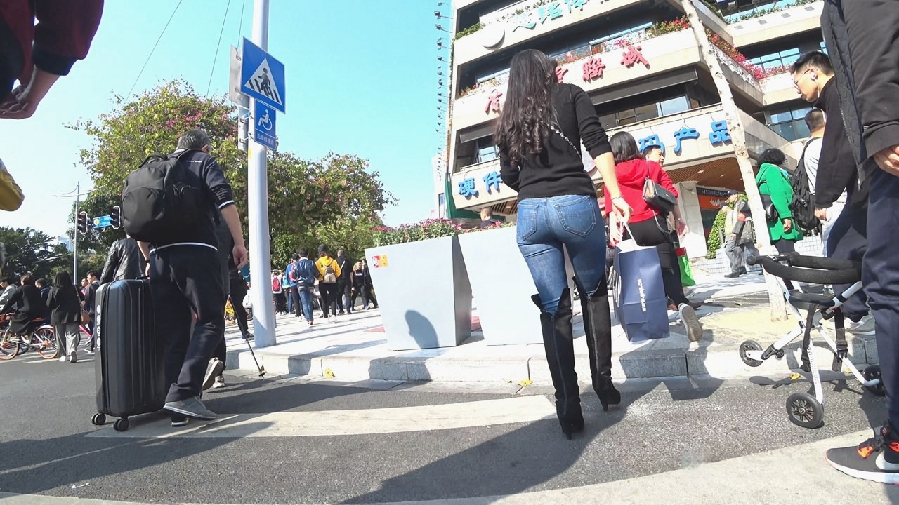 4K-时尚性感极品牛仔裤圆润翘臀美妇[1.19G/MP4]