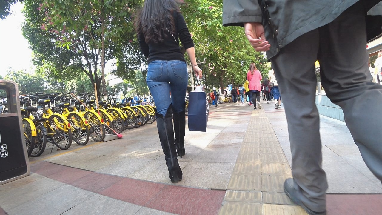 4K-时尚性感极品牛仔裤圆润翘臀美妇[1.19G/MP4]