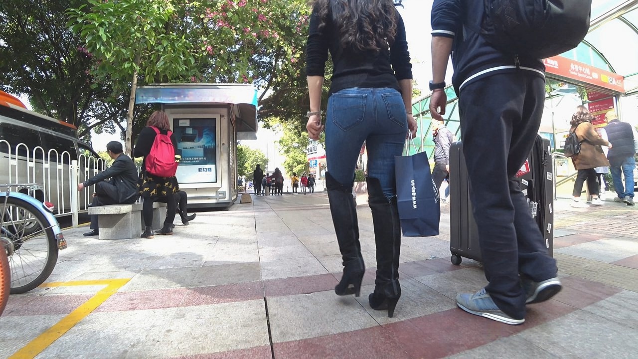 4K-时尚性感极品牛仔裤圆润翘臀美妇[1.19G/MP4]