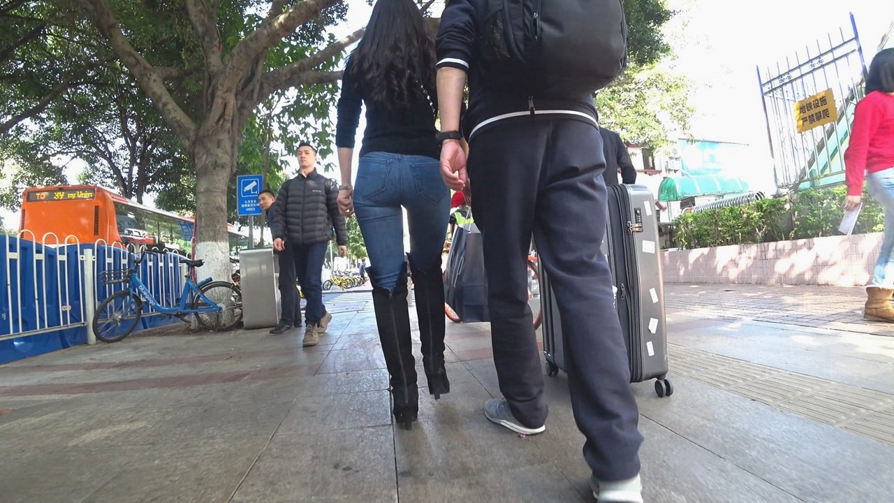 4K-时尚性感极品牛仔裤圆润翘臀美妇[1.19G/MP4]