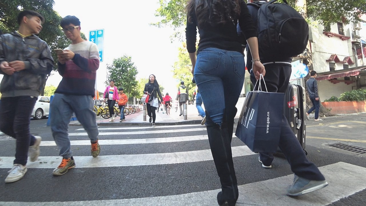 4K-时尚性感极品牛仔裤圆润翘臀美妇[1.19G/MP4]