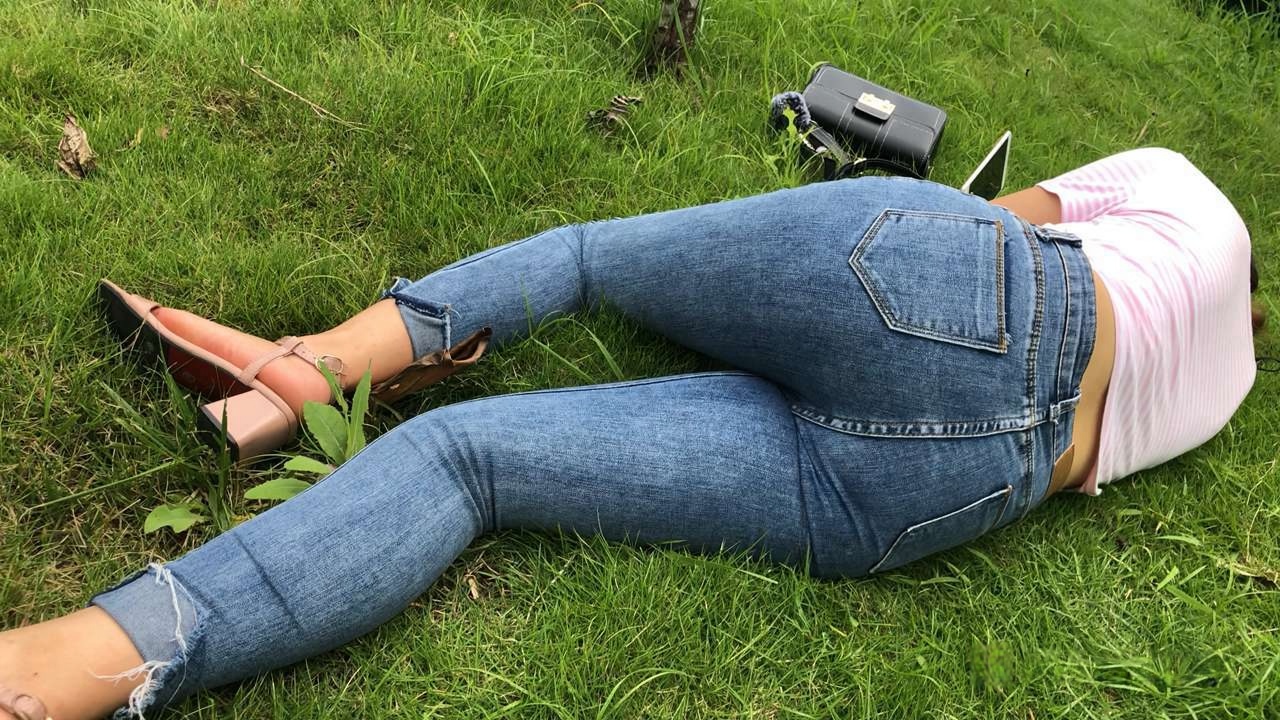 4K-紧牛美眉小蓓超清模拍[3.44G/MOV]