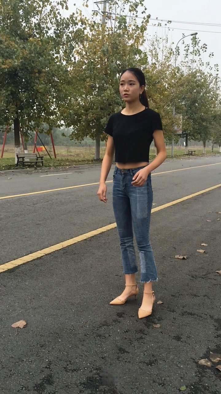 极品身材牛仔裤美眉模拍[742M/MOV]