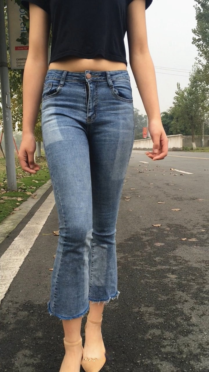 极品身材牛仔裤美眉模拍[742M/MOV]