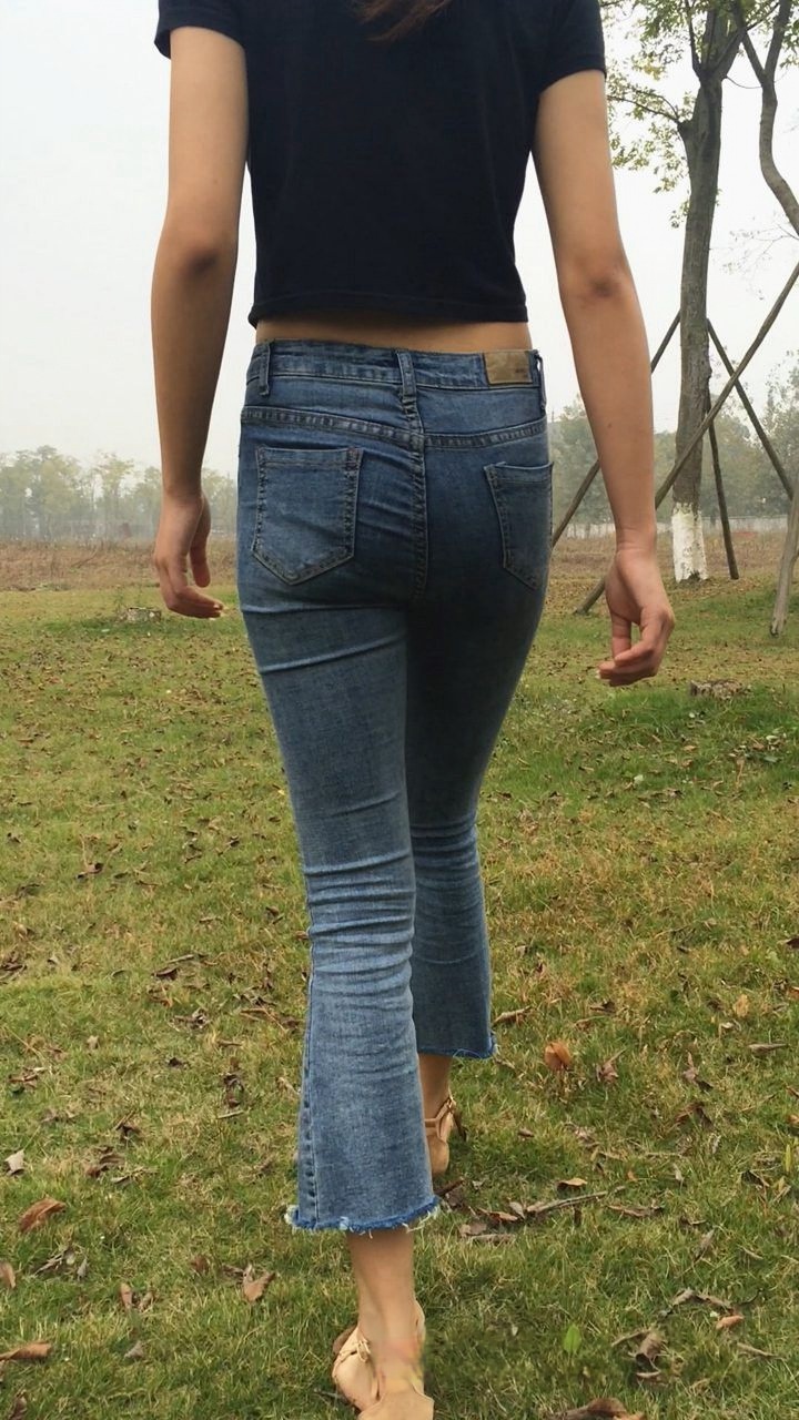 极品身材牛仔裤美眉模拍[742M/MOV]