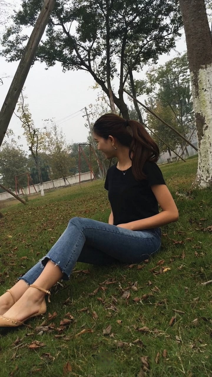 极品身材牛仔裤美眉模拍[742M/MOV]