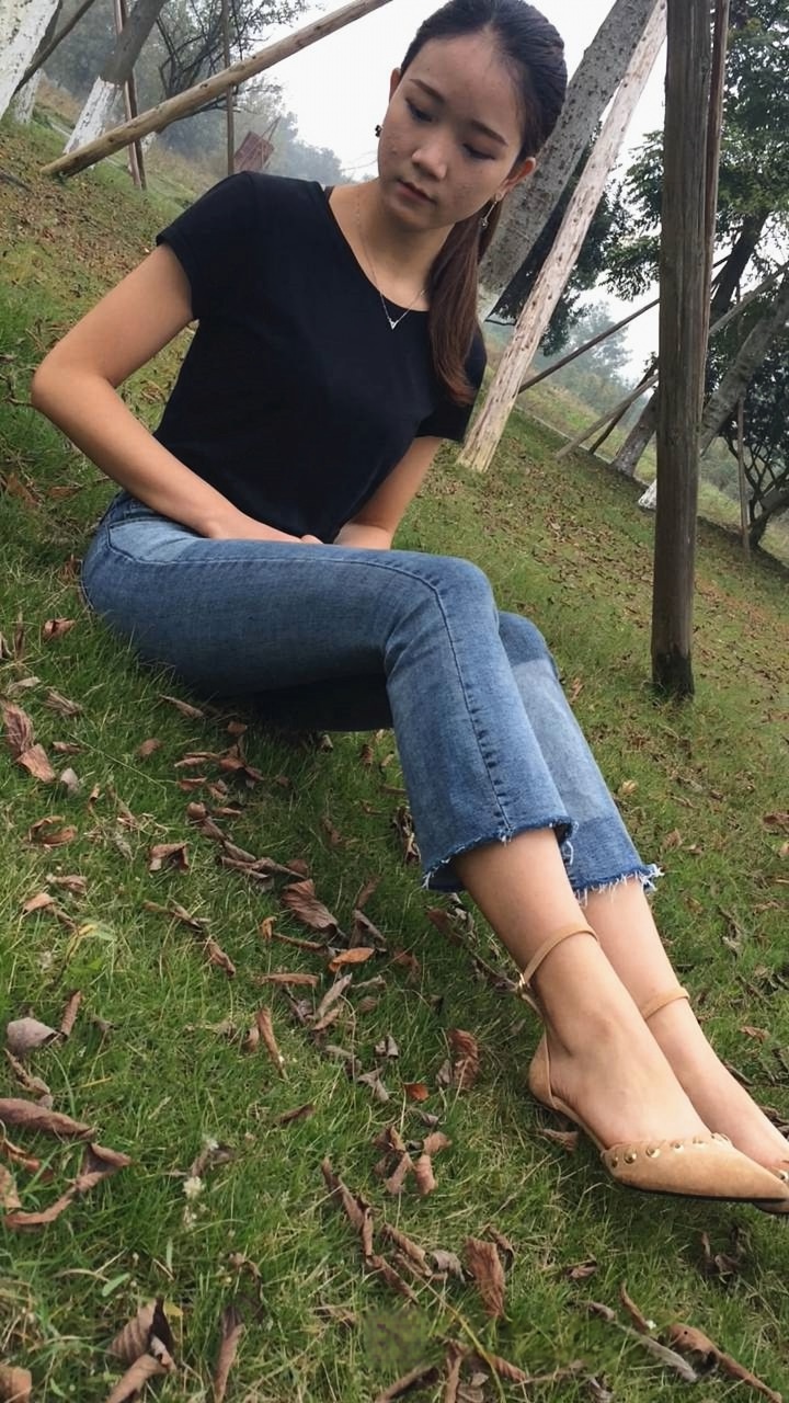 极品身材牛仔裤美眉模拍[742M/MOV]