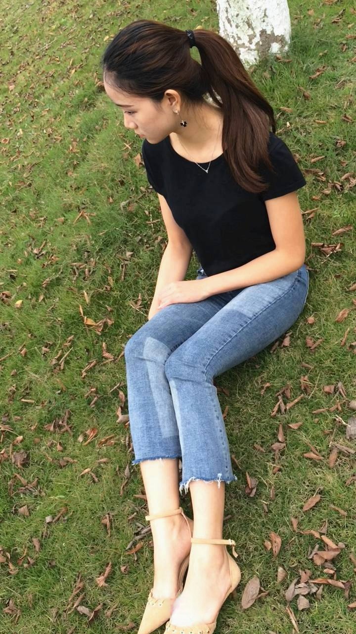 极品身材牛仔裤美眉模拍[742M/MOV]