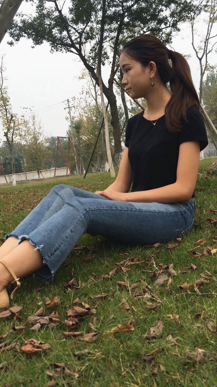 极品身材牛仔裤美眉模拍[742M/MOV]